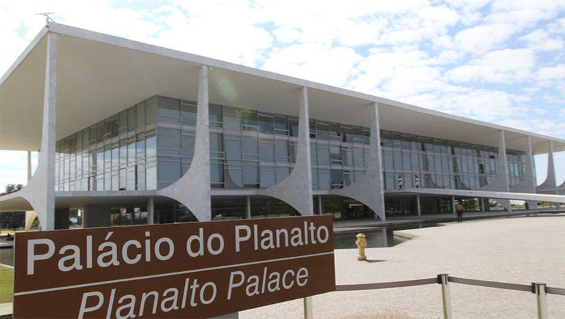 Imagem 1 -  [COLUNA ESPLANADA] A demora na análise das Medidas Provisórias – tanto na Câmara quanto no Senado – é apontada como uma das principais falhas na articulação política do Governo. Duas MPs da cota de prioridades para o Palácio da Planalto deverão ser votadas no limite do prazo de validade: a primeira (MP 1.170/2023), que reajustou os salários do servidores públicos, tem que ser apreciada até sexta, 25. A outra (MP 1.172/2023), que aumentou o valor do salário mínimo para R$ 1.320, vence na segunda-feira, 28. Embora tenha fechado acordo para votá-las, Arthur Lira, presidente da Câmara, ainda faz jogo duro com o Palácio porque seu grupo político – mais de 200 deputados – ainda não foi atendido na entrega de dois ministérios (Esportes e Desenvolvimento Social). No 1º semestre, a MP que reestruturou os ministérios foi aprovada – no sufoco – no último dia de vigência.