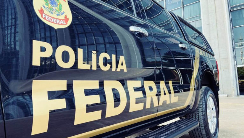 Imagem 1 - PF instaura inquérito para investigar se houve sabotagem no caso do apagão de 15 de agosto. O inquérito policial foi instaurado nesta terça-feira (22). A investigação, que corre em sigilo, apura os crimes de sabotagem e atentado contra a segurança de serviço de utilidade pública. O pedido de investigação por parte da Polícia Federal foi feito pelo ministro de Minas e Energia, Alexandre Silveira. A ONS identificou que o apagão, que deixou 25 estados e o Distrito Federal sem energia elétrica, começou na Linha de Transmissão 500 kV Quixadá / Fortaleza II, da Eletrobras CHESF, que teve seu fluxo de energia interrompido devido a uma atuação indevida da proteção. Imagem 1 - PF instaura inquérito para investigar se houve sabotagem no caso do apagão de 15 de agosto. O inquérito policial foi instaurado nesta terça-feira (22). A investigação, que corre em sigilo, apura os crimes de sabotagem e atentado contra a segurança de serviço de utilidade pública. O pedido de investigação por parte da Polícia Federal foi feito pelo ministro de Minas e Energia, Alexandre Silveira. A ONS identificou que o apagão, que deixou 25 estados e o Distrito Federal sem energia elétrica, começou na Linha de Transmissão 500 kV Quixadá / Fortaleza II, da Eletrobras CHESF, que teve seu fluxo de energia interrompido devido a uma atuação indevida da proteção.