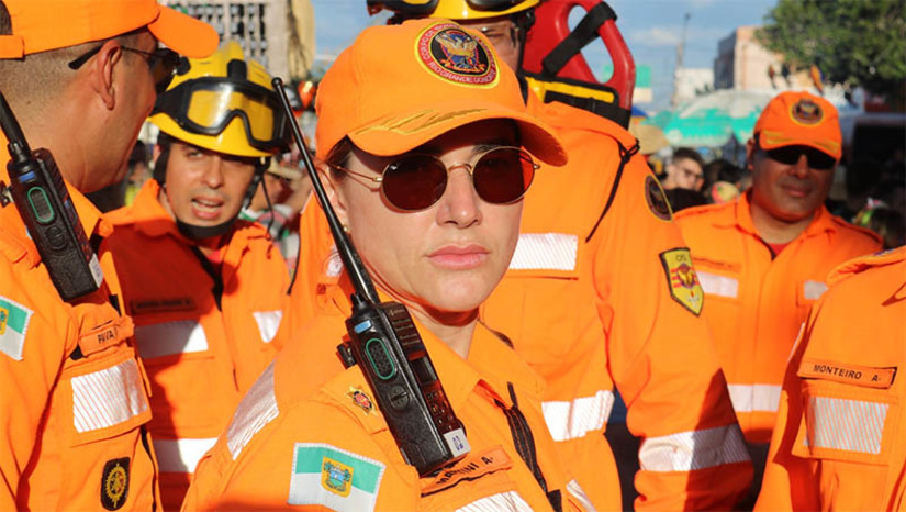Imagem 1 - Major Martini será a primeira mulher a assumir o comando dos bombeiros em Mossoró. A solenidade de posse será realizada na sede do 3ºGB, nesta quinta-feira (24), e contará com a presença da Governadora Fátima Bezerra, do comandante-geral do Corpo de Bombeiros Militar do Rio Grande do Norte, coronel Monteiro, do subcomandante geral, coronel Franklin, e demais oficiais e praças. O 3ºGB possui dois subgrupamentos, sendo um em Mossoró e o outro em Pau dos Ferros, além de um Posto Avançado na cidade de Assu, atendendo a mais de 66 municípios da região. Atualmente o 3ºGB tem um efetivo de 137 militares e 21 viaturas à disposição de mais de 1 milhão de potiguares. Imagem 1 - Major Martini será a primeira mulher a assumir o comando dos bombeiros em Mossoró. A solenidade de posse será realizada na sede do 3ºGB, nesta quinta-feira (24), e contará com a presença da Governadora Fátima Bezerra, do comandante-geral do Corpo de Bombeiros Militar do Rio Grande do Norte, coronel Monteiro, do subcomandante geral, coronel Franklin, e demais oficiais e praças. O 3ºGB possui dois subgrupamentos, sendo um em Mossoró e o outro em Pau dos Ferros, além de um Posto Avançado na cidade de Assu, atendendo a mais de 66 municípios da região. Atualmente o 3ºGB tem um efetivo de 137 militares e 21 viaturas à disposição de mais de 1 milhão de potiguares.