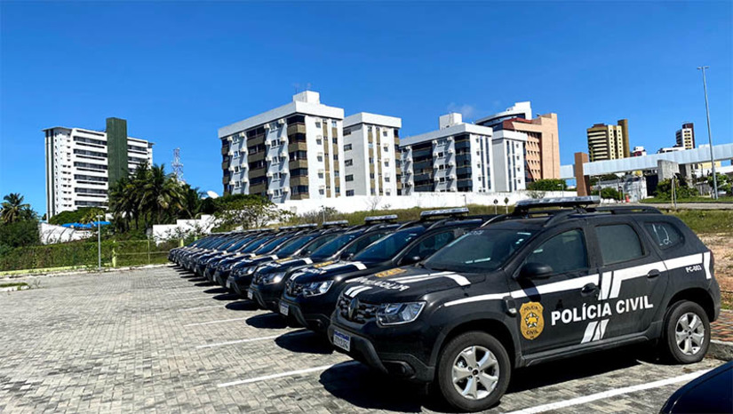 Imagem 1 - Segurança do RN recebe novo helicóptero e 140 novas viaturas nesta quinta (24). A cerimônia de entrega, que será realizada pela governadora Fátima Bezerra, acontecerá às 16h, na área externa da Arena das Dunas, no bairro de Lagoa Nova, em Natal. A chegada dos novos veículos foi possível a partir de uma parceria do Governo do Estado com o Governo Federal, através do Ministério da Justiça e da Segurança Pública. Os investimentos são parte dos R$ 100 milhões anunciados pelo Ministério da Justiça e da Segurança Pública em março deste ano. Tanto o helicóptero como as viaturas estão equipados com modernos equipamentos e prontos para utilização pelas polícias civil e militar do RN. Imagem 1 - Segurança do RN recebe novo helicóptero e 140 novas viaturas nesta quinta (24). A cerimônia de entrega, que será realizada pela governadora Fátima Bezerra, acontecerá às 16h, na área externa da Arena das Dunas, no bairro de Lagoa Nova, em Natal. A chegada dos novos veículos foi possível a partir de uma parceria do Governo do Estado com o Governo Federal, através do Ministério da Justiça e da Segurança Pública. Os investimentos são parte dos R$ 100 milhões anunciados pelo Ministério da Justiça e da Segurança Pública em março deste ano. Tanto o helicóptero como as viaturas estão equipados com modernos equipamentos e prontos para utilização pelas polícias civil e militar do RN.