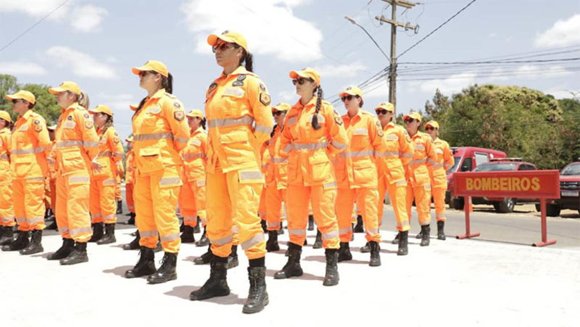 Imagem 1 -  Fátima anuncia assinatura para promoção de praças femininas do Corpo de Bombeiros do RN. Em entrevista na manhã desta quinta-feira (24), durante a cerimônia de passagem de comando do 3º Grupamento Militar do Corpo de Bombeiros do Rio Grande do Norte, em Mossoró, a governadora Fátima Bezerra anunciou que, até o início da próxima semana, estará assinando a autorização para novas promoções das praças femininas da turma de 2018, que devem subir a patente de cabo bombeiras.