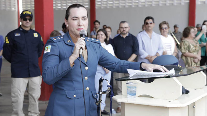 Imagem 1 -  “Toda mulher tem direito de não ter medo e de ter paz, seja onde ela estiver”. As palavras são da Major Márcia Fazolo Martini, durante sua posse como a primeira mulher a comandar o 3º Grupamento Militar do Corpo de Bombeiros, na cidade de Mossoró. A cerimônia de passagem de comando aconteceu nesta quinta-feira (24). Major Martini assume o posto deixado pelo Major Joilton Cunha. Nosso objetivo como comandante, nosso objetivo como bombeiro não é só trazer a segurança física para aqueles que nós atendemos, mas reduzir o medo de viver e toda mulher tem direito de não ter medo e de ter paz, seja onde ela estiver!”, disse a major em seu discurso, sendo aplaudida pelos presentes.