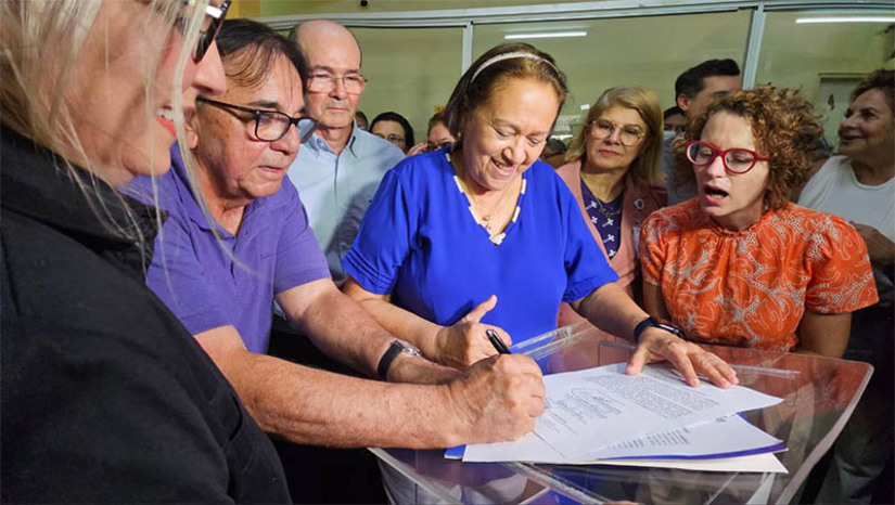 Imagem 1 - Governadora agradece a Styvenson pelos recursos para o Tarcísio Maia. O Hospital Regional atende a população de todo o Oeste do Rio Grande do Norte e vai passar por uma ampla reforma na estrutura, um investimento de R$ 10,3 milhões, sendo que deste valor 6,6 milhões do mandato do senador Styvenson Valentim. O restante dos recursos, segundo a governadora Fátima Bezerra, foram destinados pelos outros parlamentares do Rio Grande do Norte em Brasília, incluindo ela própria, do período que estava no Senado Federal. A obra deve ser concluída em 12 meses. Enquanto isto, os atendimentos são deslocados para o Hospital Regional da Mulher e também para o Hospital Regional da Polícia Militar. Imagem 1 - Governadora agradece a Styvenson pelos recursos para o Tarcísio Maia. O Hospital Regional atende a população de todo o Oeste do Rio Grande do Norte e vai passar por uma ampla reforma na estrutura, um investimento de R$ 10,3 milhões, sendo que deste valor 6,6 milhões do mandato do senador Styvenson Valentim. O restante dos recursos, segundo a governadora Fátima Bezerra, foram destinados pelos outros parlamentares do Rio Grande do Norte em Brasília, incluindo ela própria, do período que estava no Senado Federal. A obra deve ser concluída em 12 meses. Enquanto isto, os atendimentos são deslocados para o Hospital Regional da Mulher e também para o Hospital Regional da Polícia Militar.
