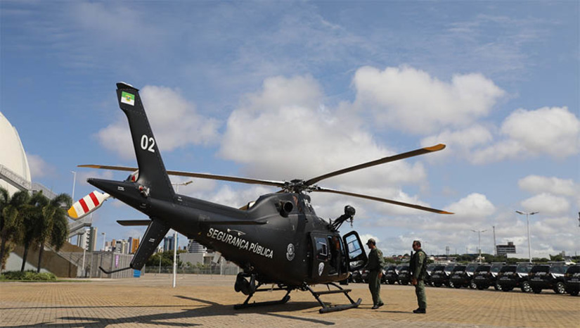 Imagem 1 -  Estado e MJ entregam veículos e assinam ordem de serviço para construção da Cidade da Polícia. A entrega de um helicóptero e 150 viaturas aconteceu na tarde desta quinta-feira (24), em Natal. Na ocasião, foi celebrado acordo de cooperação técnica entre o RN, a Paraíba e o Ceará, com objetivo de apoiar o desenvolvimento tecnológico e a ampliação das trocas de informações entre os órgãos da Segurança Pública, com vistas a melhor prestação de serviços no combate à criminalidade. Além da entrega das viaturas, o Governo do RN e o Ministério da Justiça assinaram a ordem de serviço para construção do complexo de delegacias da Polícia Civil, a Cidade da Polícia, investimento de R$ 9,5 milhões do Sistema Único de Segurança Pública (SUSP).