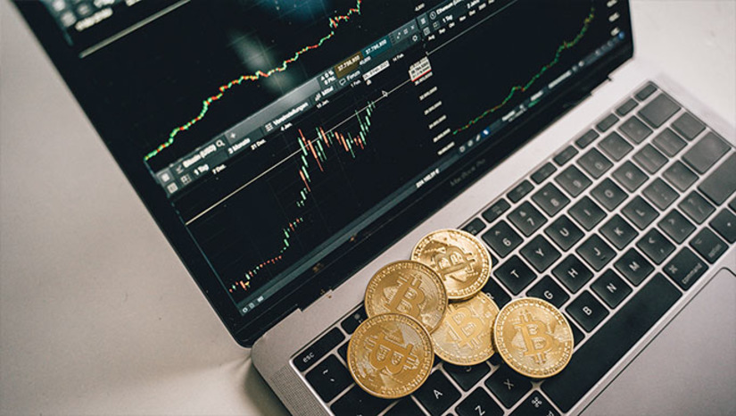 Imagem 1 -  Além das criptomoedas como o Bitcoin, a regulamentação do Banco Central se estenderá a outros ativos de criptomoeda, como tokens e stablecoins, entre outros. O decreto do Presidente Lula também distingue ativos de criptomoeda digitais de valores mobiliários tradicionais, como ações, debêntures, títulos e contratos futuros. A regulamentação recém-implementada também afirma que os valores mobiliários continuarão sob a responsabilidade da Comissão de Valores Mobiliários como parte do Ministério da Fazenda.