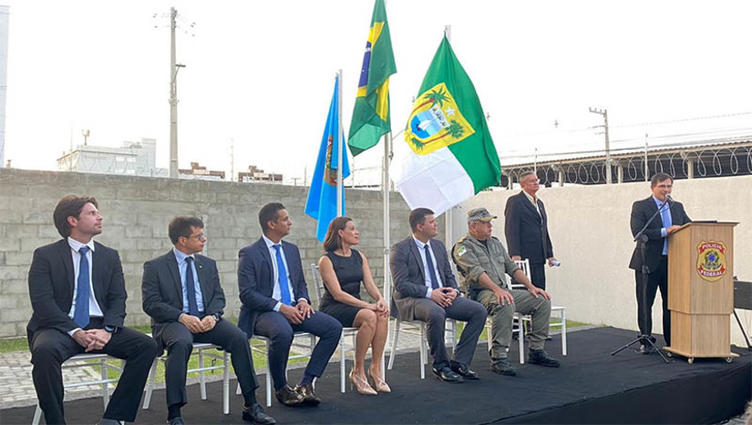 Imagem 1 -  Delegacia da Polícia Federal em Mossoró está sob novo comando. O delegado Rodrigo Sá de Oliveira foi empossado no cargo na tarde desta quinta-feira (24), em cerimônia fechada, na sede da Delegacia da Polícia Federal na cidade. O evento foi prestigiado pela Superintendente Regional da PF no RN, Larissa Freitas Carlos Perdigão, bem como pelo Delegado Regional Executivo, Caio Bezerra, o Corregedor da PF,  Haroldo Lima, além de diversas autoridades civis e militares, servidores e presidentes de associações de classe. O novo dirigente é o 12º delegado a assumir o cargo desde que a Polícia Federal foi implantada em Mossoró no ano de 2004.