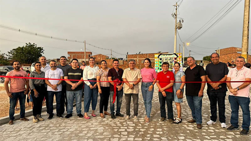 Imagem 1 - Prefeitura de Governador inaugura pavimentação da Rua Dix-Huit Rosado. A inauguração aconteceu nesta quinta-feira (24). O investimento foi da ordem de R$ 180 mil, incluindo também uma rua projetada na Campestre, recursos de convênio com o Ministério da Integração e do Desenvolvimento Regional, e torna realidade um sonho antigo dos moradores. Imagem 1 - Prefeitura de Governador inaugura pavimentação da Rua Dix-Huit Rosado. A inauguração aconteceu nesta quinta-feira (24). O investimento foi da ordem de R$ 180 mil, incluindo também uma rua projetada na Campestre, recursos de convênio com o Ministério da Integração e do Desenvolvimento Regional, e torna realidade um sonho antigo dos moradores.