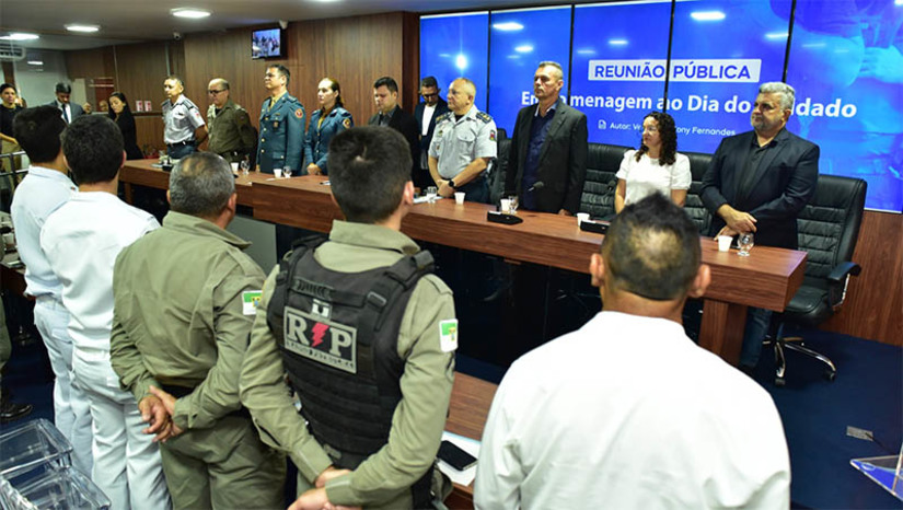 Imagem 1 - CMM homenageia policiais, bombeiros, corporações e instituições por atuação na segurança do RN. A homenagem ocorreu em comemoração ao Dia do Soldado, celebrado nesta sexta-feira (25). Proposta pelo vereador Tony Fernandes (Solidariedade), a reunião pública reconheceu, com honrarias do Legislativo, o trabalho de agentes de segurança pública em Mossoró. Na solenidade, foi respeitado um minuto de silêncio e feita Moção de Pesar ao PM da reserva Francisco Apolônio Silva e da sua esposa, Francisca de Souza Soares Silva, falecidos ontem, em acidente de trânsito, no Alto de São Manoel. Hoje, o cabo também receberia homenagem na Câmara, entregue in memorian aos familiares. Imagem 1 - CMM homenageia policiais, bombeiros, corporações e instituições por atuação na segurança do RN. A homenagem ocorreu em comemoração ao Dia do Soldado, celebrado nesta sexta-feira (25). Proposta pelo vereador Tony Fernandes (Solidariedade), a reunião pública reconheceu, com honrarias do Legislativo, o trabalho de agentes de segurança pública em Mossoró. Na solenidade, foi respeitado um minuto de silêncio e feita Moção de Pesar ao PM da reserva Francisco Apolônio Silva e da sua esposa, Francisca de Souza Soares Silva, falecidos ontem, em acidente de trânsito, no Alto de São Manoel. Hoje, o cabo também receberia homenagem na Câmara, entregue in memorian aos familiares.