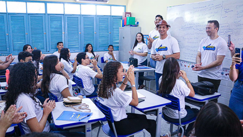 Imagem 1 - O prefeito Allyson Bezerra foi pessoalmente, neste sábado, 26, acompanhar o terceiro dia de aulas do Programa Jovem do Futuro, que acolhe mil jovens com idade de 15 a 18 anos de todas as regiões de Mossoró para receber conhecimento de cidadania e capacitação profissional (recebem uma bolsa de R$ 300 durante o treinamento), na Escola Municipal Niná Rebouças, que fica no Aboliação IV. Allyson conversou com os alunos do programa, buscando incentiva-los a aproveitar a oportunidade para crescer socialmente e profissionalmente. Imagem 1 - O prefeito Allyson Bezerra foi pessoalmente, neste sábado, 26, acompanhar o terceiro dia de aulas do Programa Jovem do Futuro, que acolhe mil jovens com idade de 15 a 18 anos de todas as regiões de Mossoró para receber conhecimento de cidadania e capacitação profissional (recebem uma bolsa de R$ 300 durante o treinamento), na Escola Municipal Niná Rebouças, que fica no Aboliação IV. Allyson conversou com os alunos do programa, buscando incentiva-los a aproveitar a oportunidade para crescer socialmente e profissionalmente.