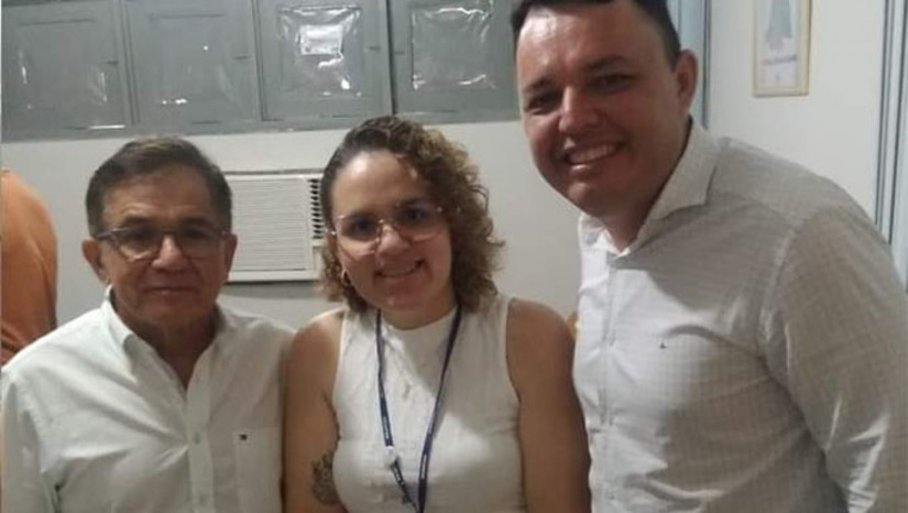 Imagem 1 - O CAPS AD é uma conquista do prefeito Dr. Artur Vale e do secretário municipal de Saúde, Dr. Adail Vale, após atuação junto à 2ª Regional de Saúde Pública, que já esteve em Governador para conhecer o prédio em que o equipamento será instalado, e deu o sinal positivo para o Município avançar com o projeto da sede própria. O equipamento vai contar com psicólogo, psiquiatra, assistente social, enfermeiro e técnico de enfermagem para prestar serviços, também, a usuários de mais 5 cidades da região. “Observamos que há um grande número de pessoas que precisam e buscam esses serviços fora da nossa cidade. Por isso, estamos trabalhando para termos aqui uma unidade do CAPS AD”, ressaltou Dr. Adail Vale. Imagem 1 - O CAPS AD é uma conquista do prefeito Dr. Artur Vale e do secretário municipal de Saúde, Dr. Adail Vale, após atuação junto à 2ª Regional de Saúde Pública, que já esteve em Governador para conhecer o prédio em que o equipamento será instalado, e deu o sinal positivo para o Município avançar com o projeto da sede própria. O equipamento vai contar com psicólogo, psiquiatra, assistente social, enfermeiro e técnico de enfermagem para prestar serviços, também, a usuários de mais 5 cidades da região. “Observamos que há um grande número de pessoas que precisam e buscam esses serviços fora da nossa cidade. Por isso, estamos trabalhando para termos aqui uma unidade do CAPS AD”, ressaltou Dr. Adail Vale.