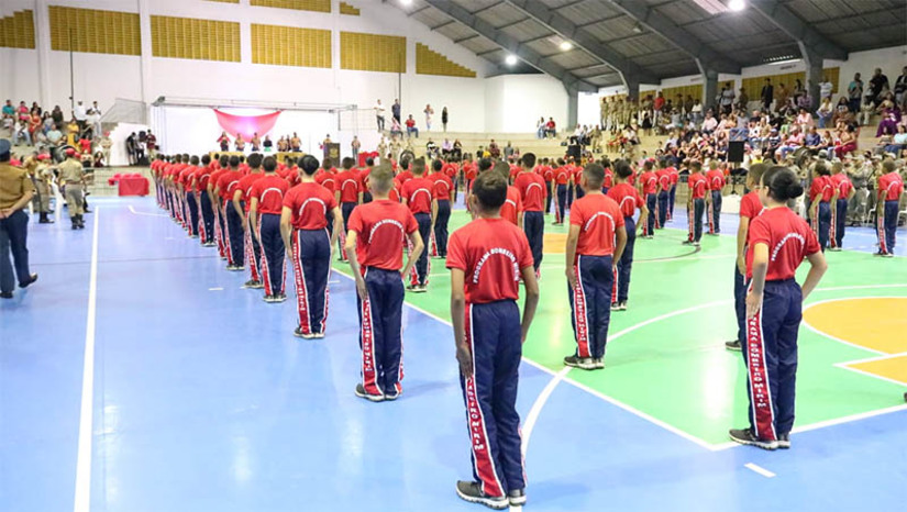 Imagem 1 - “Ao investir no desenvolvimento desses jovens, estamos construindo um futuro mais seguro”. O comandante-geral do Corpo de Bombeiros Militar do Rio Grande do Norte participou, na noite do sábado (26), da formatura de 110 novos soldados do Programa Bombeiro Mirim. A Iniciativa, do CBMRN, integra a corporação, a escola, a família e a comunidade de forma totalmente gratuita. Na formatura, os bombeiros mirins receberam o gorro que marca a passagem dos alunos de 1º ano a graduação de soldado. Durante o curso, as crianças participantes estudam disciplinas como Ética e Cidadania, Educação Ambiental, Produção de Textos, Atendimento Pré-Hospitalar, História e Cultura do RN. Desde sua criação o Programa já formou mais de 4 mil alunos. Imagem 1 - “Ao investir no desenvolvimento desses jovens, estamos construindo um futuro mais seguro”. O comandante-geral do Corpo de Bombeiros Militar do Rio Grande do Norte participou, na noite do sábado (26), da formatura de 110 novos soldados do Programa Bombeiro Mirim. A Iniciativa, do CBMRN, integra a corporação, a escola, a família e a comunidade de forma totalmente gratuita. Na formatura, os bombeiros mirins receberam o gorro que marca a passagem dos alunos de 1º ano a graduação de soldado. Durante o curso, as crianças participantes estudam disciplinas como Ética e Cidadania, Educação Ambiental, Produção de Textos, Atendimento Pré-Hospitalar, História e Cultura do RN. Desde sua criação o Programa já formou mais de 4 mil alunos.