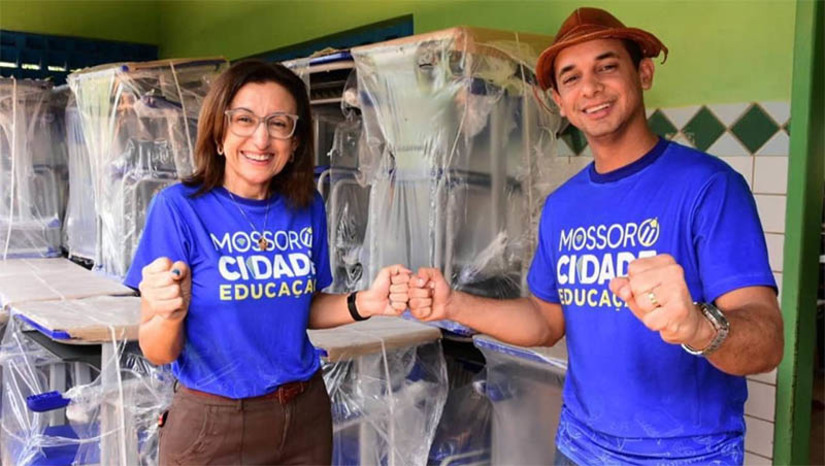 Imagem 1 - Allyson anuncia saída de Hubeônia Alencar da Secretaria de Educação de Mossoró. A professora está deixando a titularidade da pasta para retornar ao seu cargo anterior, como professora da Universidade do Estado do Rio Grande do Norte. A informação foi repassada pelo prefeito de Mossoró, Allyson Bezerra, por meio de suas redes sociais. “No futuro muito próximo espero tê-lá, novamente, à disposição para continuar contribuindo ao meu lado diretamente na gestão. Sei que neste período do seu retorno à universidade estarei contando com você como conselheira e amiga em todas as horas. Minha eterna gratidão e carinho!”, escreveu o gestor. Allyson não informou ainda quem irá substituir Hubeônia na secretaria de educação. Imagem 1 - Allyson anuncia saída de Hubeônia Alencar da Secretaria de Educação de Mossoró. A professora está deixando a titularidade da pasta para retornar ao seu cargo anterior, como professora da Universidade do Estado do Rio Grande do Norte. A informação foi repassada pelo prefeito de Mossoró, Allyson Bezerra, por meio de suas redes sociais. “No futuro muito próximo espero tê-lá, novamente, à disposição para continuar contribuindo ao meu lado diretamente na gestão. Sei que neste período do seu retorno à universidade estarei contando com você como conselheira e amiga em todas as horas. Minha eterna gratidão e carinho!”, escreveu o gestor. Allyson não informou ainda quem irá substituir Hubeônia na secretaria de educação.