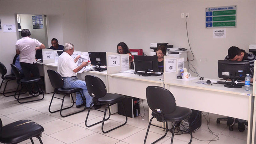 Imagem 1 - Mossoroenses têm até quinta (31) para aderirem ao Programa de Parcelamento Incentivado. O PPI, como é chamado o programa, dá a oportunidade de liquidar débitos do IPTU, ISS e taxas junto ao município com redução de até 90% em juros e multas, em caso de pagamento à vista ou em até 72 meses. A última atualização da Secretaria Municipal da Fazenda (Sefaz) aponta que mais de 2,8 mil pessoas foram beneficiadas com a iniciativa. Para aderir, o contribuinte pode se dirigir à sede da Sefaz, localizada na avenida Alberto Maranhão, 1180, bairro Centro. O atendimento funciona de segunda a sexta-feira, das 7h às 17h. Imagem 1 - Mossoroenses têm até quinta (31) para aderirem ao Programa de Parcelamento Incentivado. O PPI, como é chamado o programa, dá a oportunidade de liquidar débitos do IPTU, ISS e taxas junto ao município com redução de até 90% em juros e multas, em caso de pagamento à vista ou em até 72 meses. A última atualização da Secretaria Municipal da Fazenda (Sefaz) aponta que mais de 2,8 mil pessoas foram beneficiadas com a iniciativa. Para aderir, o contribuinte pode se dirigir à sede da Sefaz, localizada na avenida Alberto Maranhão, 1180, bairro Centro. O atendimento funciona de segunda a sexta-feira, das 7h às 17h.