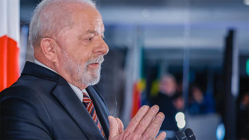 Imagem 1 - Lula assina MP que tarifa super-ricos e envia projeto para tributar capital de brasileiros em paraísos fiscais. As duas medidas acontecerão nesta segunda-feira (28), na mesma cerimônia onde o presidente da república irá sancionar a nova política de reajustes do salário mínimo e a nova faixa de isenção do Imposto de Renda. O texto da MP do Super-ricos determina que a cobrança será realizada duas vezes ao ano (‘come-cotas’), diferentemente do que ocorre atualmente, em que a tributação é realizada apenas no resgate. Será tributado com alíquota de 10% quem optar por iniciar a arrecadação em 2023. A previsão do governo é de arrecadar R$ 24 bilhões entre 2023 e 2026. Imagem 1 - Lula assina MP que tarifa super-ricos e envia projeto para tributar capital de brasileiros em paraísos fiscais. As duas medidas acontecerão nesta segunda-feira (28), na mesma cerimônia onde o presidente da república irá sancionar a nova política de reajustes do salário mínimo e a nova faixa de isenção do Imposto de Renda. O texto da MP do Super-ricos determina que a cobrança será realizada duas vezes ao ano (‘come-cotas’), diferentemente do que ocorre atualmente, em que a tributação é realizada apenas no resgate. Será tributado com alíquota de 10% quem optar por iniciar a arrecadação em 2023. A previsão do governo é de arrecadar R$ 24 bilhões entre 2023 e 2026.