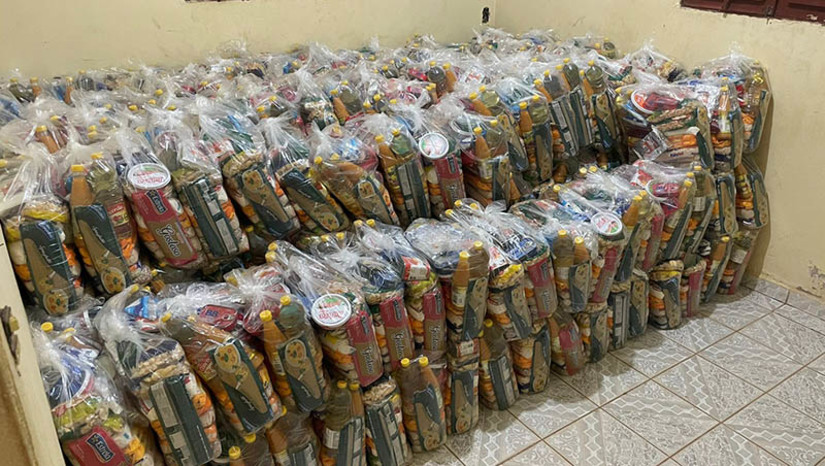 Imagem 1 -  Prefeitura de Serra do Mel distribui mais de 300 cenas básicas para inscritos no projeto Criança Feliz. As cestas, adquiridas com recursos próprios da prefeitura e destinadas aos cadastrados no projeto, foram entregues nesta segunda-feira (28). A ação proporciona um alívio direto para as famílias em necessidade. A ação reforça o compromisso da administração em apoiar os cidadãos mais vulneráveis da cidade, priorizando recursos para garantir que as necessidades básicas sejam atendidas. 