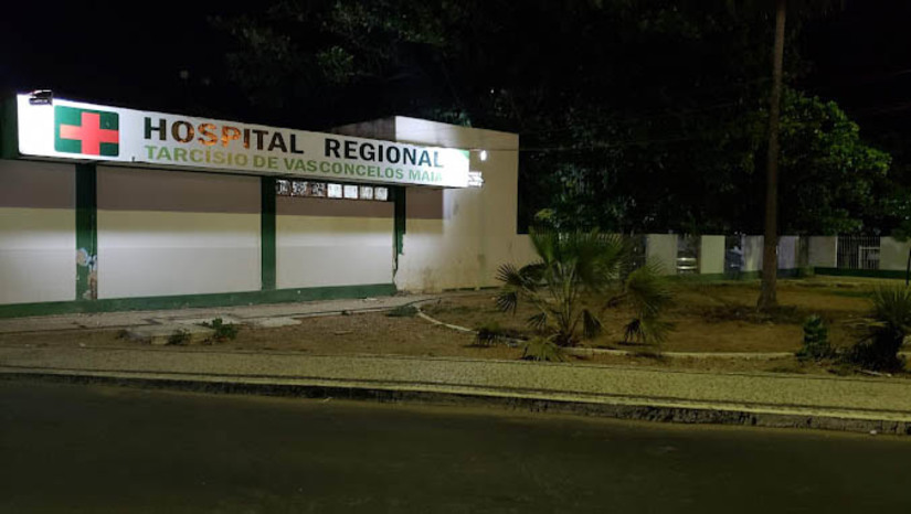 Imagem 1 - HRTM alerta sobre tentativa de golpe e reforça que todas os procedimentos da unidade são 100% gratuitos. Em nota, a direção do hospital alerta que, através de ligações telefônicas, pessoas de má fé, afirmando serem médicos da unidade de saúde, pedem para que sejam feitos depósitos bancários para custear cirurgias e exames de pacientes que estariam internados no Hospital. Uma família já teria sido vítima desse golpe. “Todos os procedimentos realizados pela instituição são 100% gratuitos, pagos pelo Sistema Únicos de Saúde (SUS), e ninguém está autorizado a falar em nome de médicos ou qualquer outro servidor do hospital, muito menos para pedir dinheiro ou qualquer tipo de contribuição”, diz a nota. Imagem 1 - HRTM alerta sobre tentativa de golpe e reforça que todas os procedimentos da unidade são 100% gratuitos. Em nota, a direção do hospital alerta que, através de ligações telefônicas, pessoas de má fé, afirmando serem médicos da unidade de saúde, pedem para que sejam feitos depósitos bancários para custear cirurgias e exames de pacientes que estariam internados no Hospital. Uma família já teria sido vítima desse golpe. “Todos os procedimentos realizados pela instituição são 100% gratuitos, pagos pelo Sistema Únicos de Saúde (SUS), e ninguém está autorizado a falar em nome de médicos ou qualquer outro servidor do hospital, muito menos para pedir dinheiro ou qualquer tipo de contribuição”, diz a nota.