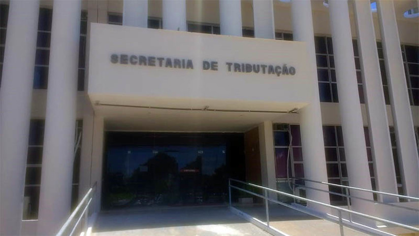 Imagem 1 - Governo envia à ALRN projeto para instituir uma nova versão do Refis 2023. A ideia, de acordo com a proposta enviada pelo Governo do RN, é oferecer vantagens para o contribuinte regularizar os débitos referentes aos tributos estaduais e também passivos inscritos na Dívida Ativa do Estado. Na última edição do programa, lançada em 2020, mais de 50 mil contribuintes negociaram dívidas, que somadas chegavam a R$ 865,1 milhões, R$ 452, 6 milhões só no âmbito da Fazenda Estadual. A meta com o novo refinanciamento é duplicar esses números. A redação do projeto de lei propõe um abatimento sobre o valor dos juros e multas, que vai de 60% e chega a até 99% de desconto sobre o valor da correção. Imagem 1 - Governo envia à ALRN projeto para instituir uma nova versão do Refis 2023. A ideia, de acordo com a proposta enviada pelo Governo do RN, é oferecer vantagens para o contribuinte regularizar os débitos referentes aos tributos estaduais e também passivos inscritos na Dívida Ativa do Estado. Na última edição do programa, lançada em 2020, mais de 50 mil contribuintes negociaram dívidas, que somadas chegavam a R$ 865,1 milhões, R$ 452, 6 milhões só no âmbito da Fazenda Estadual. A meta com o novo refinanciamento é duplicar esses números. A redação do projeto de lei propõe um abatimento sobre o valor dos juros e multas, que vai de 60% e chega a até 99% de desconto sobre o valor da correção.
