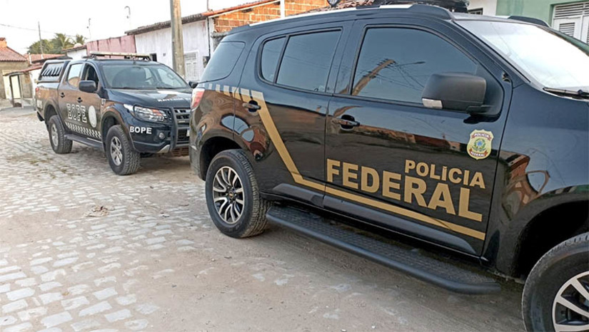 Imagem 1 - Força-tarefa prende líderes de Facção que atuava na Região Oeste do RN. As prisões aconteceram nesta quarta-feira (30), no âmbito da operação Factionis. A operação é produto de cooperação interagências, com a participação da Polícia Federal, Polícia Civil, Polícia Militar e Polícia Penal Federal. Cerca de 110 policiais cumprem oito mandados de busca e apreensão e oito mandados de prisão, nos bairros Santo Antônio, Barrocas, Ilha de Santa Luzia e Redenção, em Mossoró. Os coordenadores da ação policial acreditam que as prisões realizadas irão contribuir para a diminuição dos crimes violentos cometidos no município de Mossoró. Imagem 1 - Força-tarefa prende líderes de Facção que atuava na Região Oeste do RN. As prisões aconteceram nesta quarta-feira (30), no âmbito da operação Factionis. A operação é produto de cooperação interagências, com a participação da Polícia Federal, Polícia Civil, Polícia Militar e Polícia Penal Federal. Cerca de 110 policiais cumprem oito mandados de busca e apreensão e oito mandados de prisão, nos bairros Santo Antônio, Barrocas, Ilha de Santa Luzia e Redenção, em Mossoró. Os coordenadores da ação policial acreditam que as prisões realizadas irão contribuir para a diminuição dos crimes violentos cometidos no município de Mossoró.