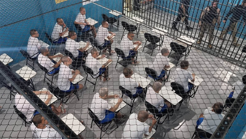 Imagem 1 - Mais de 3.100 internos do Sistema Penitenciários do RN foram inscritos no Encceja PPL. O número representa um aumento de 18% em relação ao percentual de inscritos em 2022 e representa um aumento de 50% em relação ao ano de 2021. As provas estão previstas para ocorrer nos dias 17 e 18 de outubro e serão aplicadas em 16 unidades prisionais do estado. O acesso à educação é fundamental na ressocialização das pessoas privadas de liberdade, sendo uma ferramenta de reintegração social. Em 2022, o sistema prisional teve 2.632 inscritos no Encceja PPL. Em 2021, foram 1.548 inscritos. Imagem 1 - Mais de 3.100 internos do Sistema Penitenciários do RN foram inscritos no Encceja PPL. O número representa um aumento de 18% em relação ao percentual de inscritos em 2022 e representa um aumento de 50% em relação ao ano de 2021. As provas estão previstas para ocorrer nos dias 17 e 18 de outubro e serão aplicadas em 16 unidades prisionais do estado. O acesso à educação é fundamental na ressocialização das pessoas privadas de liberdade, sendo uma ferramenta de reintegração social. Em 2022, o sistema prisional teve 2.632 inscritos no Encceja PPL. Em 2021, foram 1.548 inscritos.