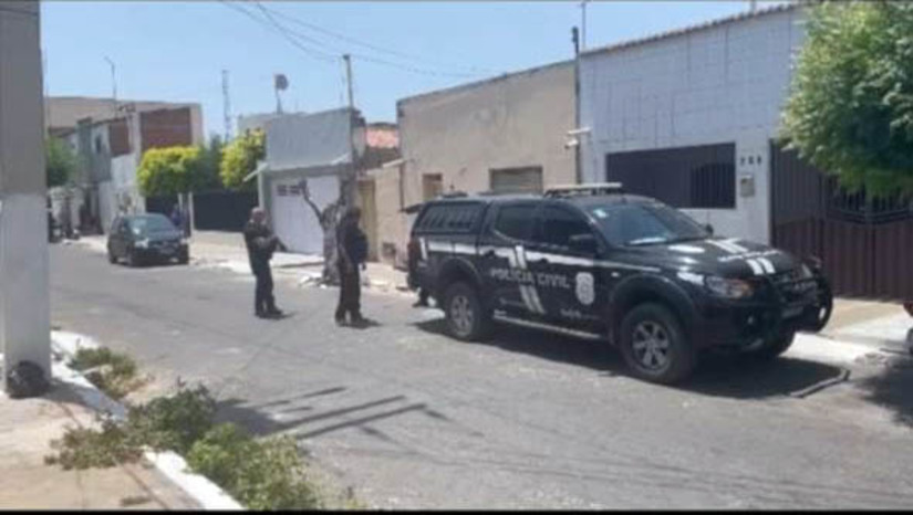 Imagem 1 -  Polícia prende em Areia Branca mais um envolvido nos ataques ao RN ocorridos em março. A prisão de Vinicius Rodrigues de Souza, de 20 anos, aconteceu na manhã desta quarta-feira (30). Contra que ele havia mandado de prisão em aberto, oriundo da 1ª Vara da Comarca de Areia Branca, pendente de cumprimento, por envolvimento nos ataques ocorridos no estado no mês de março. Vinicius é condenado por tráfico de drogas e é investigado pela autoria de crimes de homícidios, porte ilegal de arma de fogo, organização criminosa e ameaça e estava em liberdade monitorada por tornozeleira eletrônica.