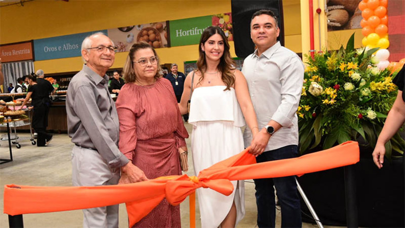 Imagem 1 - Cidade Atacadão abre as portas gerando 300 empregos diretos na cidade de Mossoró. A inauguração da unidade João da Escóssia aconteceu na manhã desta quarta-feira (30). O prefeito Allyson Bezerra participou da solenidade e comemorou os novos empregos, que vão gerar renda ao trabalhador e movimentar a economia da cidade. “A partir do momento que a gente vê um empreendedor, uma família mossoroense de empresários, que investe na cidade há tanto tempo, abrir um empreendimento para gerar mais emprego e renda para Mossoró é uma grande festa, porque é alguém daqui, pessoas que são da nossa comunidade, que fizeram contratação de diversas empresas de serviços, de materiais, para que pudessem abrir e colocar este empreendimento de pé”, disse o gestor. Imagem 1 - Cidade Atacadão abre as portas gerando 300 empregos diretos na cidade de Mossoró. A inauguração da unidade João da Escóssia aconteceu na manhã desta quarta-feira (30). O prefeito Allyson Bezerra participou da solenidade e comemorou os novos empregos, que vão gerar renda ao trabalhador e movimentar a economia da cidade. “A partir do momento que a gente vê um empreendedor, uma família mossoroense de empresários, que investe na cidade há tanto tempo, abrir um empreendimento para gerar mais emprego e renda para Mossoró é uma grande festa, porque é alguém daqui, pessoas que são da nossa comunidade, que fizeram contratação de diversas empresas de serviços, de materiais, para que pudessem abrir e colocar este empreendimento de pé”, disse o gestor.