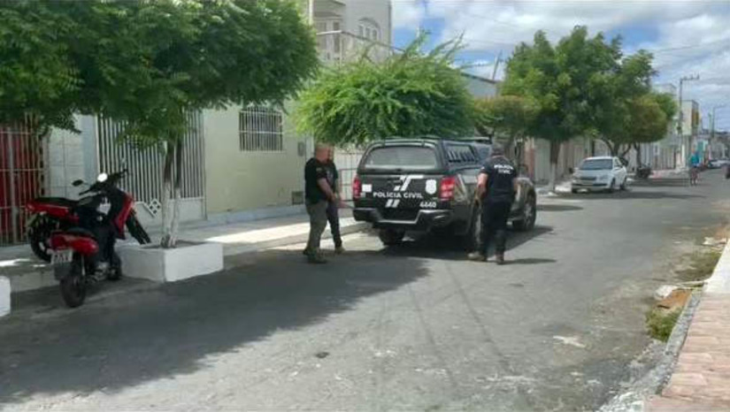 Imagem 1 -  Suspeito de matar três cães envenenados em Areia Branca é preso pela polícia civil. Os crimes foram denunciados por cuidados de animais de rua no município. Antônio Carlos dos Santos, conhecido como “Picolé”, foi preso nesta quinta-feira (31), por força de um mandado de prisão, expedido pela justiça de Areia Branca. Os animais teriam sido envenenados por meio de comidas. Na delegacia, o homem negou o crime. Após ser ouvido, ele foi levado para exames na sede do Itep e, em seguida, encaminhado para a Cadeia Pública de Mossoró, onde ficará à disposição da justiça.