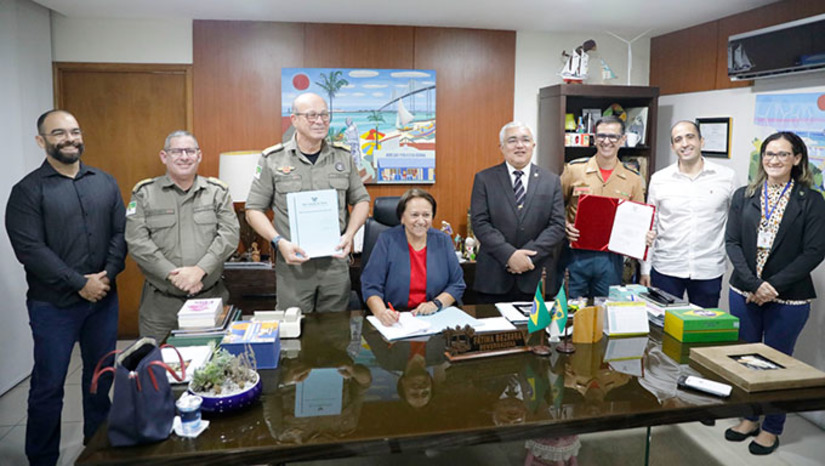 Imagem 1 - “É com muita alegria que anuncio mais uma promoção das forças de segurança do nosso estado. Para tanto, autorizo mais 1.103 promoções, envolvendo tanto a Polícia Militar quanto o Corpo de Bombeiros”, comemora a governadora Fátima Bezerra. Durante seu governo, desde a primeira gestão, o estado do Rio Grande do Norte já acumula mais de 12 mil promoções de agentes de segurança pública, sendo o maior volume de promoções da história da Polícia Militar e do Corpo de Bombeiros Militar em um governo. São mais de onze mil promoções da Polícia Militar e mais de mil do Corpo de Bombeiros. Imagem 1 - “É com muita alegria que anuncio mais uma promoção das forças de segurança do nosso estado. Para tanto, autorizo mais 1.103 promoções, envolvendo tanto a Polícia Militar quanto o Corpo de Bombeiros”, comemora a governadora Fátima Bezerra. Durante seu governo, desde a primeira gestão, o estado do Rio Grande do Norte já acumula mais de 12 mil promoções de agentes de segurança pública, sendo o maior volume de promoções da história da Polícia Militar e do Corpo de Bombeiros Militar em um governo. São mais de onze mil promoções da Polícia Militar e mais de mil do Corpo de Bombeiros.