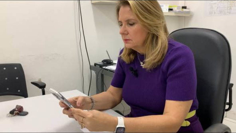 Imagem 1 - Coordenadora do CIHDOTT do Tarcísio Maia explica como funciona a fila de transplante de órgãos. Nesta sexta-feira (1º) se inicia a Campanha Setembro Verde, de incentivo a doação de órgãos e tecidos. Neste sentido, a enfermeira e Coordenadora da Comissão Intra-Hospitalar de Doação de Órgãos e Tecidos para Transplantes (CIHDOTT) do Hospital Regional Tarcísio Maia, Susana Cantídio, explicou como funciona a fila de transplantes no Brasil, quais os critérios que possibilitam um paciente a receber um órgão e fez um apelo para que as pessoas não deixem de doar, conversem com seus familiares sobre a possibilidade, em caso de uma fatalidade. “Doar é um ato de amor ao próximo. Não importa para quem, porque você não sabe para quem está doando, mas você sabe que aquele seu gesto vai salvar uma ou mais vidas. Doe órgão. Doe vida!”, disse a enfermeira. Imagem 1 - Coordenadora do CIHDOTT do Tarcísio Maia explica como funciona a fila de transplante de órgãos. Nesta sexta-feira (1º) se inicia a Campanha Setembro Verde, de incentivo a doação de órgãos e tecidos. Neste sentido, a enfermeira e Coordenadora da Comissão Intra-Hospitalar de Doação de Órgãos e Tecidos para Transplantes (CIHDOTT) do Hospital Regional Tarcísio Maia, Susana Cantídio, explicou como funciona a fila de transplantes no Brasil, quais os critérios que possibilitam um paciente a receber um órgão e fez um apelo para que as pessoas não deixem de doar, conversem com seus familiares sobre a possibilidade, em caso de uma fatalidade. “Doar é um ato de amor ao próximo. Não importa para quem, porque você não sabe para quem está doando, mas você sabe que aquele seu gesto vai salvar uma ou mais vidas. Doe órgão. Doe vida!”, disse a enfermeira.