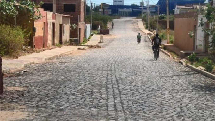 Imagem 1 - A obra faz parte do programa “Mais Calçamento”, que beneficia as ruas de infraestrutura de qualidade. Além de oportunizar uma melhor condição estrutural aos moradores, as obras do programa facilitam o escoamento das águas pluviais. A concretização de um sonho dos moradores daquela região da cidade, uma obra extremamente importante que interliga bairros e resolve de vez problemas antigos. Obra aguardada há décadas que proporcionará qualidade na mobilidade urbana, desafogando fluxo do trânsito e valorização dos imóveis. Imagem 1 - A obra faz parte do programa “Mais Calçamento”, que beneficia as ruas de infraestrutura de qualidade. Além de oportunizar uma melhor condição estrutural aos moradores, as obras do programa facilitam o escoamento das águas pluviais. A concretização de um sonho dos moradores daquela região da cidade, uma obra extremamente importante que interliga bairros e resolve de vez problemas antigos. Obra aguardada há décadas que proporcionará qualidade na mobilidade urbana, desafogando fluxo do trânsito e valorização dos imóveis.