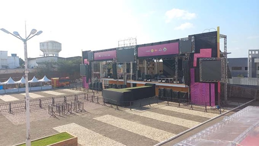 Imagem 1 - Os shows acontecerão na Praça de Eventos Nossa Senhora da Conceição, a partir das 21h. A programação ainda contará ainda com Edu Vaqueiro, José Orlando, Núzio Medeiros e Anízio Junior. Além da estrutura para os shows, com mais de 50 camarotes, área PCD totalmente adaptada, lounge com capacidade para mais de 300 pessoas, bares e banheiros, a Finecap também conta com a Feira de Negócios, com 40 estandes e outros espaços destinados aos expositores. Imagem 1 - Os shows acontecerão na Praça de Eventos Nossa Senhora da Conceição, a partir das 21h. A programação ainda contará ainda com Edu Vaqueiro, José Orlando, Núzio Medeiros e Anízio Junior. Além da estrutura para os shows, com mais de 50 camarotes, área PCD totalmente adaptada, lounge com capacidade para mais de 300 pessoas, bares e banheiros, a Finecap também conta com a Feira de Negócios, com 40 estandes e outros espaços destinados aos expositores.