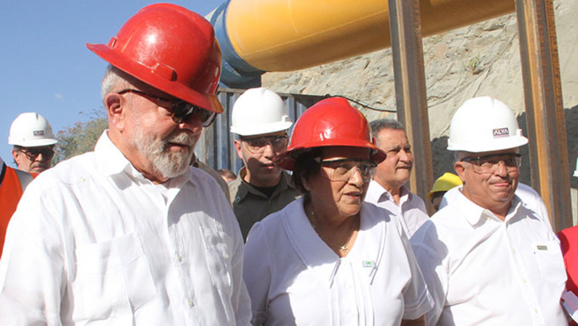 Imagem 1 - Acompanhado do ministro da Integração e do Desenvolvimento Regional Waldez Góes, o presidente Lula chegou ao Rio Grande do Norte na tarde desta sexta-feira (01) para vistoria na estrutura da Ramal do Apodi, que faz parte do Programa de Integração do São Francisco. No seu discurso (confira na íntegra), Lula agradeceu a presença de todos e defendeu a realização do projeto de transposição do Rio São Francisco e citou a demora para que a obra fosse colocada em prática. Imagem 1 - Acompanhado do ministro da Integração e do Desenvolvimento Regional Waldez Góes, o presidente Lula chegou ao Rio Grande do Norte na tarde desta sexta-feira (01) para vistoria na estrutura da Ramal do Apodi, que faz parte do Programa de Integração do São Francisco. No seu discurso (confira na íntegra), Lula agradeceu a presença de todos e defendeu a realização do projeto de transposição do Rio São Francisco e citou a demora para que a obra fosse colocada em prática.