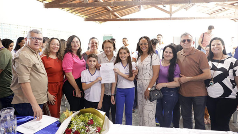 Imagem 1 - “Prioridade do nosso governo é criar um ambiente seguro e confortável nas escolas e o Programa Nova Escola Potiguar é o novo tempo para a educação do nosso Rio Grande do Norte”. Com essas palavras, a governadora Fátima Bezerra anunciou a reforma da Escola Estadual Professora Maria Edilma de Freitas e assinou a ordem de serviço para manutenção da Escola Estadual José Guedes do Rêgo. A cerimônia aconteceu na manhã deste sábado (02), na Escola Maria Edilma e reuniu diretores, servidores, alunos, parlamentares federais e estaduais e comunidade em Pau dos Ferros. Imagem 1 - “Prioridade do nosso governo é criar um ambiente seguro e confortável nas escolas e o Programa Nova Escola Potiguar é o novo tempo para a educação do nosso Rio Grande do Norte”. Com essas palavras, a governadora Fátima Bezerra anunciou a reforma da Escola Estadual Professora Maria Edilma de Freitas e assinou a ordem de serviço para manutenção da Escola Estadual José Guedes do Rêgo. A cerimônia aconteceu na manhã deste sábado (02), na Escola Maria Edilma e reuniu diretores, servidores, alunos, parlamentares federais e estaduais e comunidade em Pau dos Ferros.