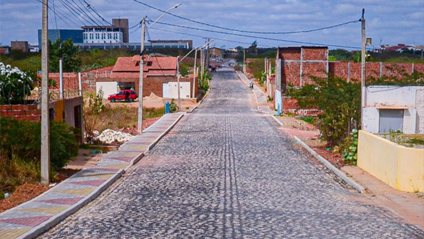 Imagem 1 - Obra do programa “Mais Calçamento”, a Prefeitura de Mossoró entregará neste sábado (2), às 17h, totalmente pavimentada, a rua Francisca Maria de Morais, situada no bairro Presidente Costa e Silva. Aguardado há vários anos, o calçamento a paralelepípedo beneficia diretamente toda a comunidade, que terá acesso rápido a vários equipamentos, como o Hospital Regional da Mulher Parteira Maria Correia e o SEST/SENAT. Imagem 1 - Obra do programa “Mais Calçamento”, a Prefeitura de Mossoró entregará neste sábado (2), às 17h, totalmente pavimentada, a rua Francisca Maria de Morais, situada no bairro Presidente Costa e Silva. Aguardado há vários anos, o calçamento a paralelepípedo beneficia diretamente toda a comunidade, que terá acesso rápido a vários equipamentos, como o Hospital Regional da Mulher Parteira Maria Correia e o SEST/SENAT.