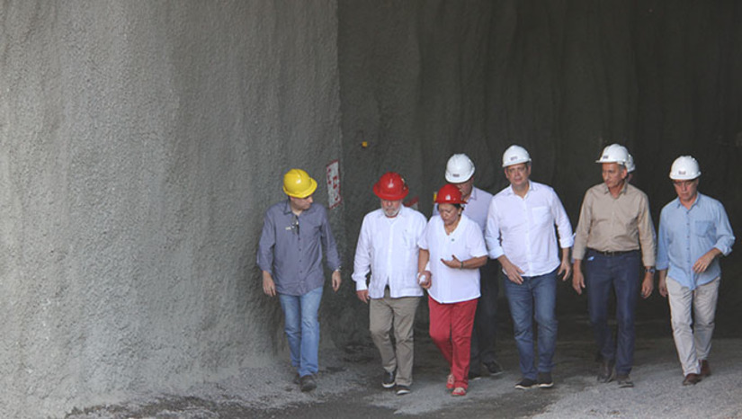Imagem 1 - Estrutura integrante do Projeto de Integração do Rio São Francisco (Pisf), o Ramal do Apodi, no Rio Grande do Norte, será concluído em 2025. O anúncio foi feito, nesta sexta-feira (1º), pelo presidente Luiz Inácio Lula da Silva, durante visita a estrutura de transposição em Luiz Gomes, no Alto Oeste do Rio Grande do Norte, na companhia da governadora Fátima Bezerra, e os ministros da Casa Civil e da Integração Nacional, em solenidade realizada no Canteiro de Obras na zona rural de Luiz Gomes, no Alto Oeste do Rio Grande do Norte. "A gente não pode ficar dependendo de carro pipa", diz o presidente. Imagem 1 - Estrutura integrante do Projeto de Integração do Rio São Francisco (Pisf), o Ramal do Apodi, no Rio Grande do Norte, será concluído em 2025. O anúncio foi feito, nesta sexta-feira (1º), pelo presidente Luiz Inácio Lula da Silva, durante visita a estrutura de transposição em Luiz Gomes, no Alto Oeste do Rio Grande do Norte, na companhia da governadora Fátima Bezerra, e os ministros da Casa Civil e da Integração Nacional, em solenidade realizada no Canteiro de Obras na zona rural de Luiz Gomes, no Alto Oeste do Rio Grande do Norte. "A gente não pode ficar dependendo de carro pipa", diz o presidente.