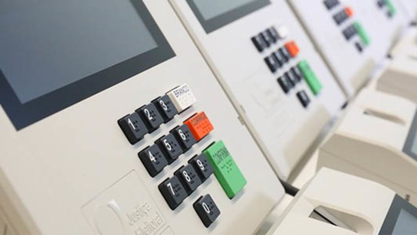 Imagem 1 - Novas urnas eletrônicas que serão utilizadas em 2024 começa a ser distribuídas pelo TSE. Para o pleito municipal do próximo ano, serão substituídas aproximadamente 220 mil dessas máquinas. A distribuição do modelo UE2022 para os Tribunais Regionais Eleitorais (TREs) teve início em agosto deste ano e se estenderá até fevereiro ou março de 2024, quando será concluída a produção de novos equipamentos. As urnas substituídas foram adquiridas em 2010 e que já chegaram ao seu ciclo final de uso, informou o chefe da Seção de Tecnologia de Urnas Eletrônicas do TSE, Ivanildo Pereira. Imagem 1 - Novas urnas eletrônicas que serão utilizadas em 2024 começa a ser distribuídas pelo TSE. Para o pleito municipal do próximo ano, serão substituídas aproximadamente 220 mil dessas máquinas. A distribuição do modelo UE2022 para os Tribunais Regionais Eleitorais (TREs) teve início em agosto deste ano e se estenderá até fevereiro ou março de 2024, quando será concluída a produção de novos equipamentos. As urnas substituídas foram adquiridas em 2010 e que já chegaram ao seu ciclo final de uso, informou o chefe da Seção de Tecnologia de Urnas Eletrônicas do TSE, Ivanildo Pereira.