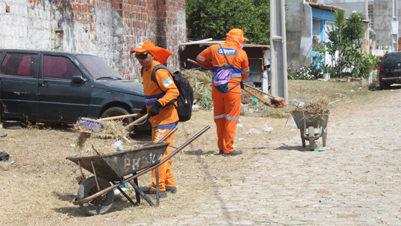 Imagem 1 - Bairros e conjuntos de Mossoró recebem mutirão de limpeza nesta semana. Equipes da Semurb iniciaram na manhã desta segunda-feira (4) um mutirão na rua Raimundo Uchôa, no bairro Dom Jaime Câmara, com serviços de capinação, varrição e limpeza do canal que recebe grande volume de água no período de chuvas. O mutirão atenderá toda a comunidade, desobstruindo canais, galerias e bocas de lobo com limpeza manual e mecanizada. Com também serviços de poda, limpeza de calhas, roço e retirada de lixo em pontos diversos do bairro. As ações do “Mossoró Limpa” também acontecem esta semana nos bairros Sumaré, Belo Horizonte e Nova Betânia, nos conjuntos Integração Alameda Alameda dos Cajueiros e Pousada das Thermas, dentre outros. Imagem 1 - Bairros e conjuntos de Mossoró recebem mutirão de limpeza nesta semana. Equipes da Semurb iniciaram na manhã desta segunda-feira (4) um mutirão na rua Raimundo Uchôa, no bairro Dom Jaime Câmara, com serviços de capinação, varrição e limpeza do canal que recebe grande volume de água no período de chuvas. O mutirão atenderá toda a comunidade, desobstruindo canais, galerias e bocas de lobo com limpeza manual e mecanizada. Com também serviços de poda, limpeza de calhas, roço e retirada de lixo em pontos diversos do bairro. As ações do “Mossoró Limpa” também acontecem esta semana nos bairros Sumaré, Belo Horizonte e Nova Betânia, nos conjuntos Integração Alameda Alameda dos Cajueiros e Pousada das Thermas, dentre outros.