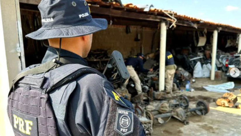Imagem 1 - Operação de combate a roubos de veículos no RN e mais 3 estados resulta em 55 prisões. Coordenada pela Polícia Rodoviária Federal, a operação foi visando intensificar a fiscalização e coibir a circulação de veículos roubados, furtados e com indícios de adulteração nos estados do Rio Grande do Norte, Paraíba, Pernambuco e Ceará, foi realizada entre os dias 20 de agosto e 1º de setembro. A ação contou com a participação das polícias Militar e Civil e do Instituto Técnico-Científico de Perícia do RN. Ao todo, foram recuperados 85 veículos de 55 pessoas foram presas. Imagem 1 - Operação de combate a roubos de veículos no RN e mais 3 estados resulta em 55 prisões. Coordenada pela Polícia Rodoviária Federal, a operação foi visando intensificar a fiscalização e coibir a circulação de veículos roubados, furtados e com indícios de adulteração nos estados do Rio Grande do Norte, Paraíba, Pernambuco e Ceará, foi realizada entre os dias 20 de agosto e 1º de setembro. A ação contou com a participação das polícias Militar e Civil e do Instituto Técnico-Científico de Perícia do RN. Ao todo, foram recuperados 85 veículos de 55 pessoas foram presas.