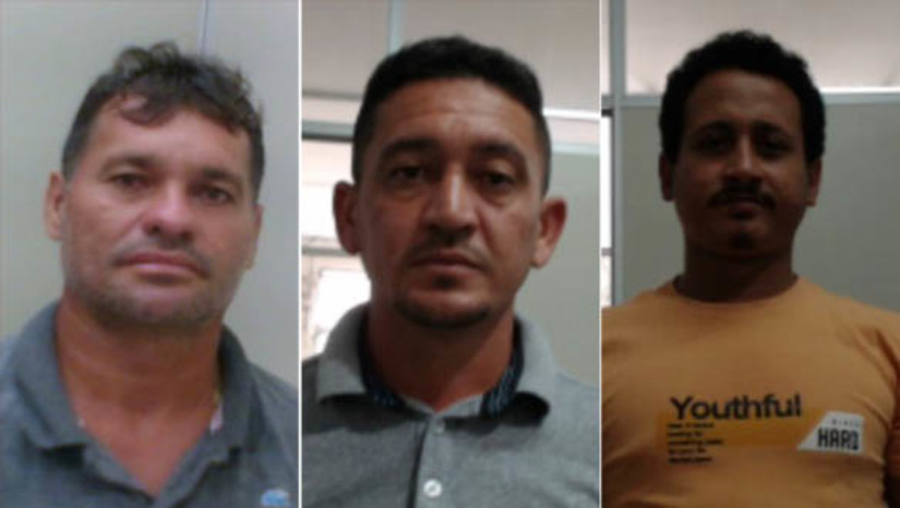 Imagem 1 -  Polícia Civil elucida dois homicídios ocorridos em Mossoró; suspeitos estão foragidos. As vítimas são Antônio Maykon Moreira da Silva, assassinado no mês de abril, no bairro Ouro Negro, e  Roberto Duarte da Silva Junior, morto em junho, no Bom Jesus. De acordo com o delegado Caio Fábio da Delegacia de Homicídios e Proteção à Pessoa (DHPP), o suspeito do primeiro crime é Julio Cesar Florencio Alves de Sousa, de 42 anos. Já o segundo foi cometido por Roberto Cosme Viturino, de 33 anos, e Maycon Jonh Fernandes Silva, de 27 anos. Os três estão com mandado de prisão em aberto e encontram-se foragidos. A Polícia Civil solicita que a população envie informações, de forma anônima, que possam ajudar a capturá-los, por meio do Disque Denúncia 181.