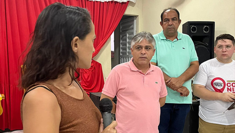 Imagem 1 - Os moradores da comunidade, representado por Walllace Tavares, pediram a gestão Dr. Artur Vale, entre outros benefícios, regularidade no abastecimento de água da comunidade. Ao final, Dr. Artur Vale, que estava acompanhado com secretários e vereadores, assumiu compromisso de resolver a questão em definitivo. Imagem 1 - Os moradores da comunidade, representado por Walllace Tavares, pediram a gestão Dr. Artur Vale, entre outros benefícios, regularidade no abastecimento de água da comunidade. Ao final, Dr. Artur Vale, que estava acompanhado com secretários e vereadores, assumiu compromisso de resolver a questão em definitivo.