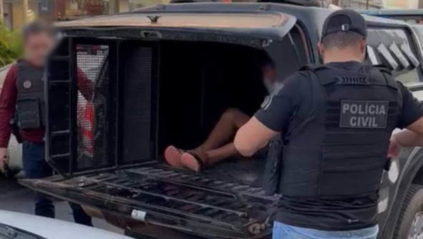 Imagem 1 -  Homem é preso por agredir e decepar lábios da ex-companheira com uma mordida, em Serra do Mel. O crime aconteceu no mês de agosto, mas o suspeito, um homem de 22 anos, só foi preso na tarde desta segunda-feira (4), por força de um mandado de prisão por violência doméstica. De acordo com o delegado Paulo Torres, depois de praticar o crime, o homem seguiu ameaçando a vida da vítima. No momento em que a polícia militar se aproximou para prendê-lo, ele estava rodeado por outros homens, que faziam sua segurança. Com ele, os policiais também encontraram uma motocicleta com adulteração na placa e chassi, que foi apreendida.