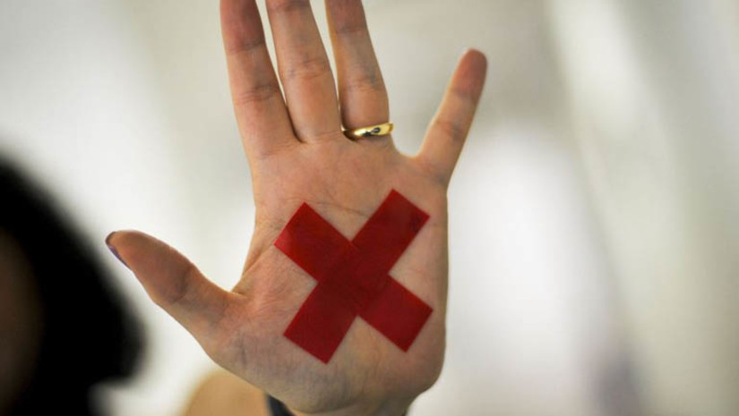   [COLUNA ESPLANADA] De janeiro a junho de 2023, foram contabilizados em todo o País 599 casos de feminicídio. Com recorde histórico, o Distrito Federal registrou, no período, 20 casos, apesar de 90% de as vítimas terem medida protetiva de urgência. Em 2022, houve um total de 18 casos. São Paulo registrou 123 feminicídios no período, enquanto no ano passado o número total foi de 195. No Rio de Janeiro, foram 53 ocorrências, quase metade dos casos no ano anterior (111). Os dados são do Laboratório de Estudos de Feminicídios. Levantamento feito pela Coluna mostra que os Estados do Rio e São Paulo somaram juntos mais de 62 mil medidas protetivas concedidas. Conforme dados publicados pelo Anuário de Segurança Pública, em 2022, foram concedidas em todo o País mais de 445 mil medidas protetivas - um aumento de 13,7% se comparado ao ano anterior.