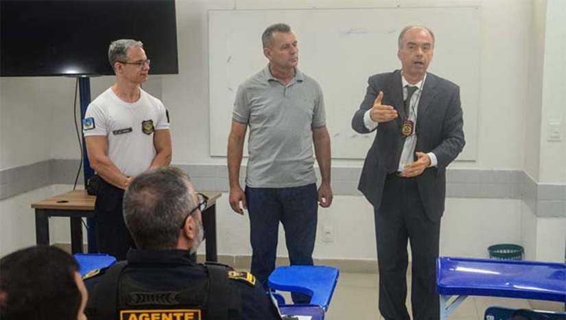 Imagem 1 - As atividades aconteceram na segunda-feira, 4, nas instalações da Faculdade Uninassau e foi ministrada pelo delegado de Polícia Civil, Dênis Carvalho. Durante o treinamento, os agentes foram provocados a estudos de casos reais, exercícios teóricos e questionamentos para o aperfeiçoamento de suas habilidades no enfrentamento a situações desafiadoras de trânsito. A Prefeitura de Mossoró, através da Secretaria de Segurança, Mobilidade Urbana, Defesa Civil e Trânsito (Sesdem), entende que esse curso é um passo importante na direção a um trânsito mais seguro. Imagem 1 - As atividades aconteceram na segunda-feira, 4, nas instalações da Faculdade Uninassau e foi ministrada pelo delegado de Polícia Civil, Dênis Carvalho. Durante o treinamento, os agentes foram provocados a estudos de casos reais, exercícios teóricos e questionamentos para o aperfeiçoamento de suas habilidades no enfrentamento a situações desafiadoras de trânsito. A Prefeitura de Mossoró, através da Secretaria de Segurança, Mobilidade Urbana, Defesa Civil e Trânsito (Sesdem), entende que esse curso é um passo importante na direção a um trânsito mais seguro.