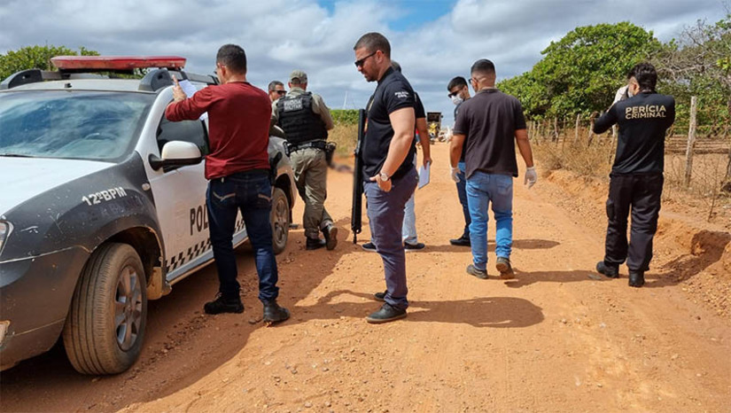 Imagem 1 -  Homem encontrado morto em estrada de barro na Serra do Mel foi assassinado com golpes na cabeça. O corpo da vítima, cuja identidade ainda não foi confirmada, foi encontrado no início da manhã desta terça-feira (5), em uma estrada de barro de acesso à Vila Espírito Santo. De acordo com o delegado Paulo Torres, a vítima foi morta com golpes de um objeto contundente. O homem estava  bebendo em um lava-jato, horas antes de ser achado morto. O delegado informou que vai instaurar o inquérito para investigar o caso e vai chamar para depor aqueles que foram vistos com a vítima antes do crime. 