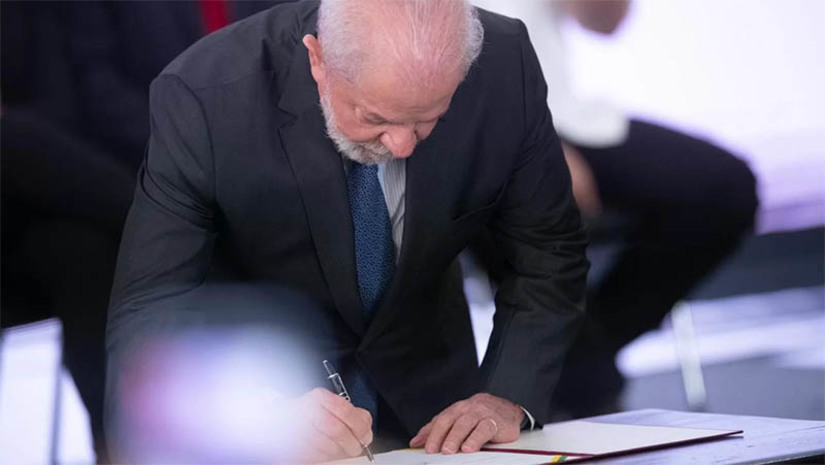   [COLUNA ESPLANADA] O governo do presidente Lula da Silva (PT) segue revogando medidas do antecessor Jair Bolsonaro (PL). Acaba de ser revogado o “Abrace o Marajó” da hoje senadora e ex-ministra da Mulher, Família e Direitos Humanos, Damares Alves (PL-DF). O programa era tido como potencial vitrine para ela que sonha em ser vice em 2026. A Controladoria-Geral da União (CGU) identificou irregularidades e possíveis prejuízos aos cofres públicos de cerca de R$ 2,5 milhões. Outras iniciativas que simbolizaram o governo Bolsonaro também não existem mais. Foi extinta a diretoria do Ministério da Educação (MEC) responsável pelo programa de escolas cívico-militares. Também foram revogados estudos de privatização de sete estatais, entre elas Correios, Serpro, Dataprev e a Companhia Nacional de Abastecimento (Conab). O atual Governo retormou o Fundo Amazônia e derrubou atos que anistiaram multas ambientais.