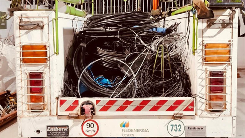 Imagem 1 - Cosern removeu 843 kg de cabos irregulares em postes de Mossoró nos primeiro seis meses de 2023. Esse quantitativo é 16% maior que o total retirado no mesmo intervalo de tempo de 2022. A retirada de cabos e equipamentos diversos de telecomunicações, instalados irregularmente na rede da distribuidora de energia, integra a Operação Ordenamento e é necessária para garantir mais segurança à população, reduzir a poluição visual e identificar e eliminar as ligações clandestinas de cabos de telecomunicações que geram um sobrepeso à estrutura dos postes. Imagem 1 - Cosern removeu 843 kg de cabos irregulares em postes de Mossoró nos primeiro seis meses de 2023. Esse quantitativo é 16% maior que o total retirado no mesmo intervalo de tempo de 2022. A retirada de cabos e equipamentos diversos de telecomunicações, instalados irregularmente na rede da distribuidora de energia, integra a Operação Ordenamento e é necessária para garantir mais segurança à população, reduzir a poluição visual e identificar e eliminar as ligações clandestinas de cabos de telecomunicações que geram um sobrepeso à estrutura dos postes.
