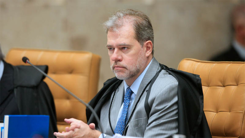 Imagem 1 - Toffoli anula provas obtidas em sistemas da Odebrecht no âmbito da Operação Lava Jato. A decisão do Ministro do STF, no mérito, atende a pedido de extensão na Reclamação (RCL) 43003 e confere “em definitivo e com efeitos erga omnes (para todos)”, para tornar imprestáveis as provas e demais elementos obtidos a partir do acordo de leniência celebrado pela Odebrecht “em qualquer âmbito ou grau de jurisdição”. Segundo o relator da ação, já há decisão da Corte no sentido de que essas provas foram obtidas em razão da contaminação do material que tramitou perante o juízo da 13ª Vara Federal de Curitiba, e por isso não podem ser utilizadas. O ministro Dias Toffoli determinou a comunicação imediata de sua decisão e observou que a necessidade de se arquivar inquéritos ou ações judiciais em curso deverá ser realizada pelo juízo natural do feito, de acordo com cada caso. Imagem 1 - Toffoli anula provas obtidas em sistemas da Odebrecht no âmbito da Operação Lava Jato. A decisão do Ministro do STF, no mérito, atende a pedido de extensão na Reclamação (RCL) 43003 e confere “em definitivo e com efeitos erga omnes (para todos)”, para tornar imprestáveis as provas e demais elementos obtidos a partir do acordo de leniência celebrado pela Odebrecht “em qualquer âmbito ou grau de jurisdição”. Segundo o relator da ação, já há decisão da Corte no sentido de que essas provas foram obtidas em razão da contaminação do material que tramitou perante o juízo da 13ª Vara Federal de Curitiba, e por isso não podem ser utilizadas. O ministro Dias Toffoli determinou a comunicação imediata de sua decisão e observou que a necessidade de se arquivar inquéritos ou ações judiciais em curso deverá ser realizada pelo juízo natural do feito, de acordo com cada caso.