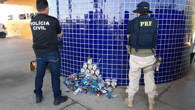 Imagem 1 - Grupo que praticava furtos em farmácias e supermercados do Nordeste é preso em Mossoró. Uma mulher e três homens, oriundos do município de Fortaleza/CE, que vinham praticando crimes por várias cidades do Nordeste, foram presos na manhã desta quarta-feira (6), no posto da PRF em Mossoró, na BR-304, saída para Natal. O grupo vinha sendo monitorado através do carro da mulher, um Fiat Pálio de cor branca. Com os quatro foi encontrada grande quantidade de itens com procedência duvidosa, sem nota fiscal. Entre eles estavam latas de leite em pó, estojos de barbear, escovas de dente e outros itens de higiene pessoal. Apesar disto, como não houve flagrante dos furtos e nenhuma vítima apareceu para reconhecê-los, três deles foram liberados. Apenas um ficou preso, por possuir um mandado de prisão em aberto por um furto cometido no Ceará; entenda o caso. Imagem 1 - Grupo que praticava furtos em farmácias e supermercados do Nordeste é preso em Mossoró. Uma mulher e três homens, oriundos do município de Fortaleza/CE, que vinham praticando crimes por várias cidades do Nordeste, foram presos na manhã desta quarta-feira (6), no posto da PRF em Mossoró, na BR-304, saída para Natal. O grupo vinha sendo monitorado através do carro da mulher, um Fiat Pálio de cor branca. Com os quatro foi encontrada grande quantidade de itens com procedência duvidosa, sem nota fiscal. Entre eles estavam latas de leite em pó, estojos de barbear, escovas de dente e outros itens de higiene pessoal. Apesar disto, como não houve flagrante dos furtos e nenhuma vítima apareceu para reconhecê-los, três deles foram liberados. Apenas um ficou preso, por possuir um mandado de prisão em aberto por um furto cometido no Ceará; entenda o caso.