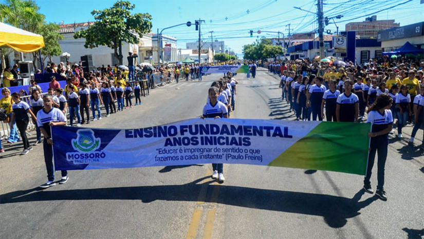 Imagem 1 - Programação do desfile cívico-militar em Mossoró começa às 7h30 com revista às tropas. A revista, como já é tradicional, será realizada pelo Prefeito Allyson Bezerra, pelo secretário municipal de Segurança Pública, Defesa Civil, Mobilidade Urbana e Trânsito, coronel Walmary Costa, e pelo comandante de Policiamento Regional I, coronel Niltoildo Medeiros, saindo da Escola de Artes, na avenida Alberto Maranhão, no Centro. Na sequência, às 7h45, haverá o hasteamento das bandeiras e execução do Hino Nacional pela Banda Sinfônica Artur Paraguai, ao lado da estrutura montada no adro da Capela de São Vicente. O desfile começa às 8h, partindo da Escola de Artes; confira a programação completa. Imagem 1 - Programação do desfile cívico-militar em Mossoró começa às 7h30 com revista às tropas. A revista, como já é tradicional, será realizada pelo Prefeito Allyson Bezerra, pelo secretário municipal de Segurança Pública, Defesa Civil, Mobilidade Urbana e Trânsito, coronel Walmary Costa, e pelo comandante de Policiamento Regional I, coronel Niltoildo Medeiros, saindo da Escola de Artes, na avenida Alberto Maranhão, no Centro. Na sequência, às 7h45, haverá o hasteamento das bandeiras e execução do Hino Nacional pela Banda Sinfônica Artur Paraguai, ao lado da estrutura montada no adro da Capela de São Vicente. O desfile começa às 8h, partindo da Escola de Artes; confira a programação completa.