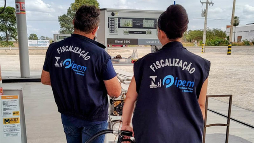 Imagem 1 - 10% das bombas de combustíveis fiscalizadas no RN em agosto apresentaram irregularidades. As equipes de fiscalização do Instituto de Pesos e Medidas do Rio Grande do Norte (IPEM/RN), verificaram no mês de agosto 2744 instrumentos de medição com a finalidade de garantir o correto funcionamento dos mesmos e evitar prejuízos tanto para o consumidor como para o comerciante. As vistorias foram realizadas em Mossoró e mais 21 municípios. Imagem 1 - 10% das bombas de combustíveis fiscalizadas no RN em agosto apresentaram irregularidades. As equipes de fiscalização do Instituto de Pesos e Medidas do Rio Grande do Norte (IPEM/RN), verificaram no mês de agosto 2744 instrumentos de medição com a finalidade de garantir o correto funcionamento dos mesmos e evitar prejuízos tanto para o consumidor como para o comerciante. As vistorias foram realizadas em Mossoró e mais 21 municípios.