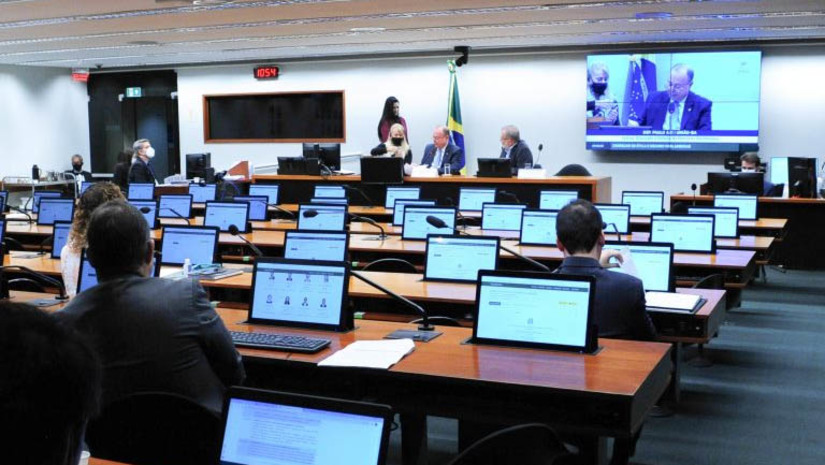 Imagem 1 -  [COLUNA ESPLANADA] Mais de 70% dos deputados que foram julgados no Conselho de Ética da Câmara entre 2015 e 2023 tiveram seus casos arquivados. Conforme levantamento exclusivo feito pela Coluna, de um total de 110 representações analisadas no período, apenas oito casos terminaram em punição: seis foram apenas censuras verbais ou escritas. Os outros dois casos são da ex-deputada Flordelis (atualmente presa) e do ex-presidente da Câmara deputado Eduardo Cunha. Ambos perderam seus mandatos. Além disso, alguns deputados têm seus nomes citados várias vezes em casos arquivados. Carla Zambelli e Eduardo Bolsonaro, ambos do PL-SP, batem recorde de representações no Conselho, aparecendo em 5 e 12 casos, respectivamente. O ex-deputado Daniel Silveira, atualmente preso, também recebeu pena branda do Conselho em 2021: dois meses de suspensão do exercício do mandato.